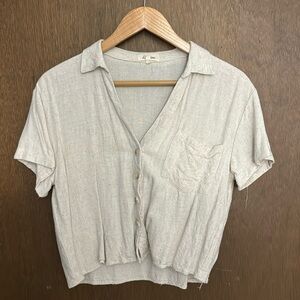 Short sleeve cropped crème button up top